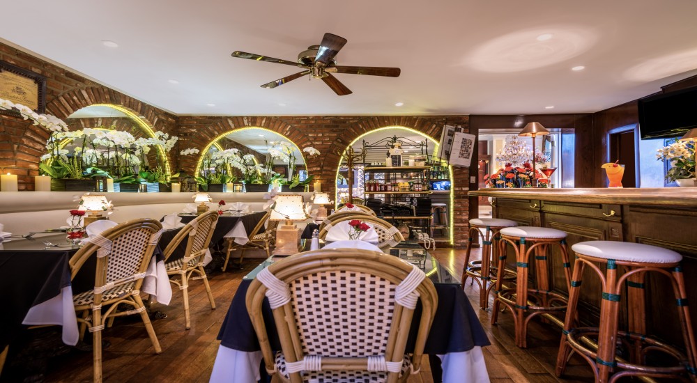  Le Petit Cafe at Beverly Hills Plaza Hotel & Spa